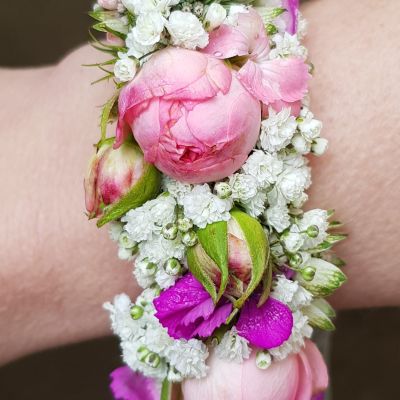 Blumenarmband-Hochzeit-rosa